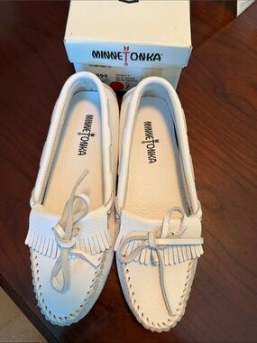 Minnetonka White Leather Kilty Driver Moccasin Slip-Ons